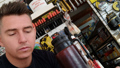 Jugó en uno de los equipos de Santa Fe, triunfó en Europa y ahora atiende una ferretería