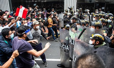 Imágenes publicadas en las redes sociales muestran que hay , por lo menos dos heridos por la represión policial. Imágenes publicadas en las redes sociales muestran que hay , por lo menos dos heridos por la represión policial.