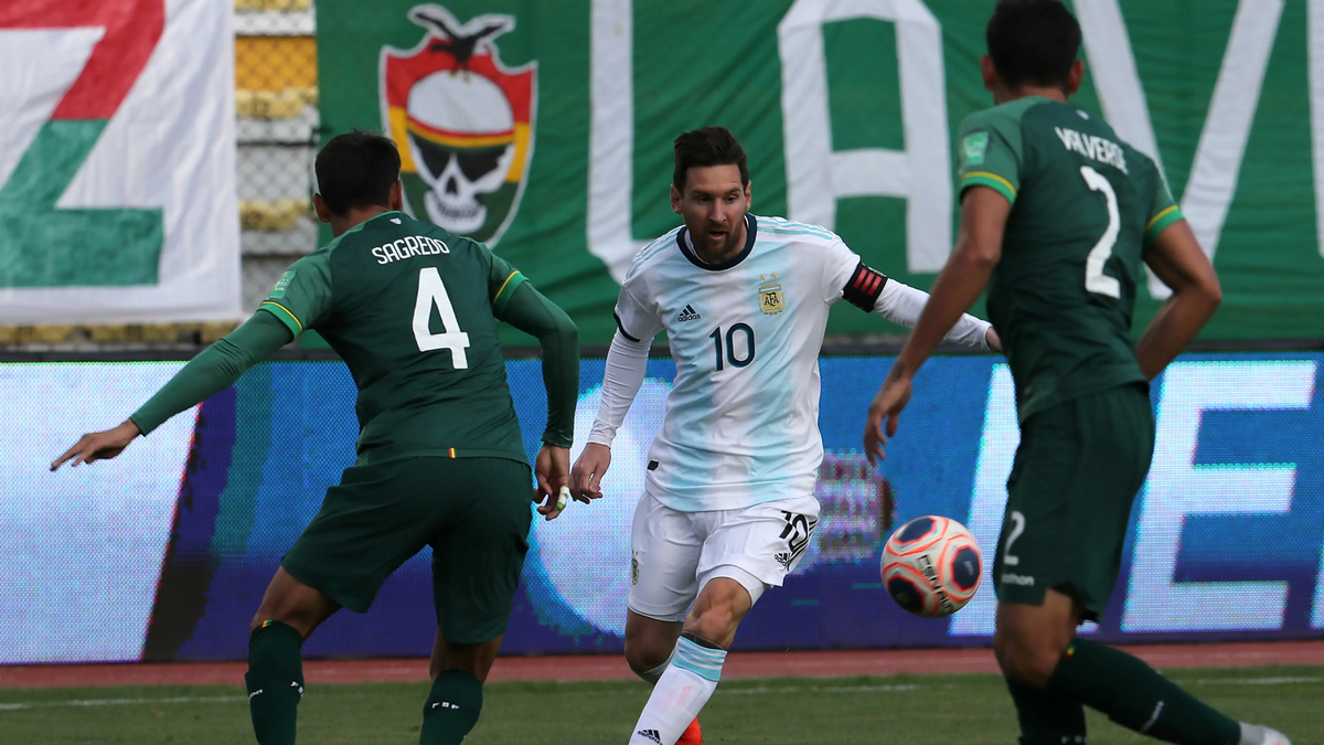Lionel Messi y la Selección Argentina ante Bolivia en La Paz. Lionel Messi y la Selección Argentina ante Bolivia en La Paz.