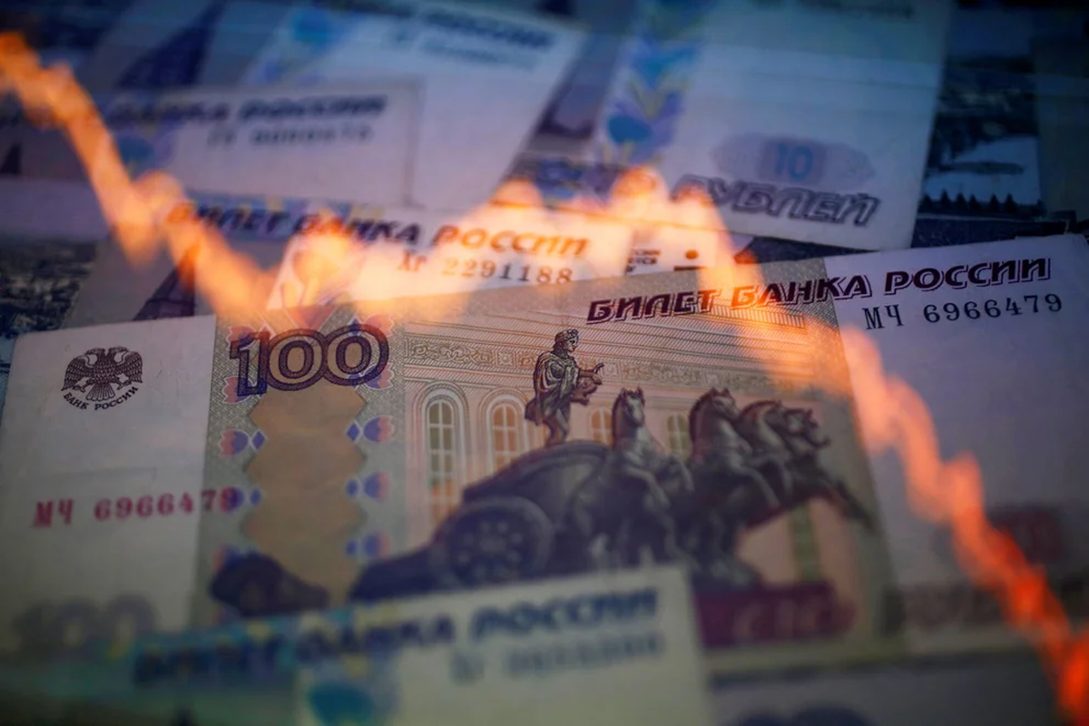 Un reflejo de un gr&aacute;fico anual de d&oacute;lares estadounidenses y rublos rusos se ve en billetes de rublos en esta foto ilustrativa tomada en Varsovia el 7 de noviembre de 2014. (REUTERS/Kacper Pempel/Foto de archivo)