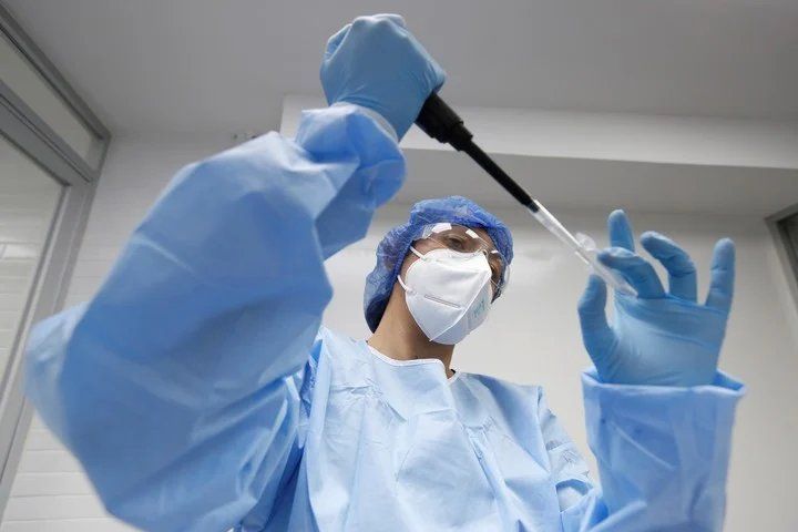 Investigadores trabajan con muestras de la Covid-19 en un laboratorio de la Universidad de Guadalajara, México. Foto: EFE