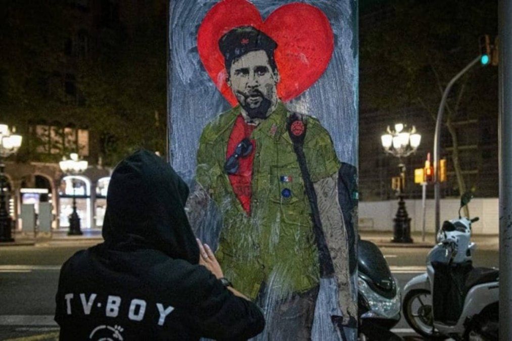 La obra de arte difundida hoy en Barcelona con la imagen de Lionel Messi.