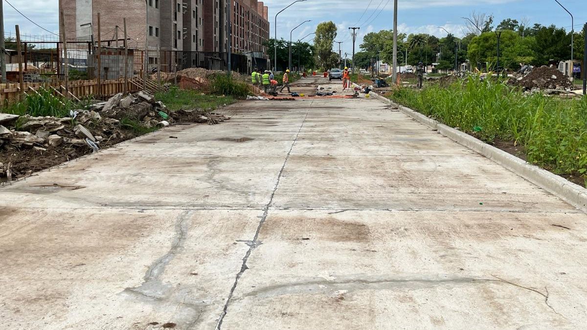 Grietas visibles en las placas de hormigón colocadas recientemente en el tramo norte de avenida Peñaloza.