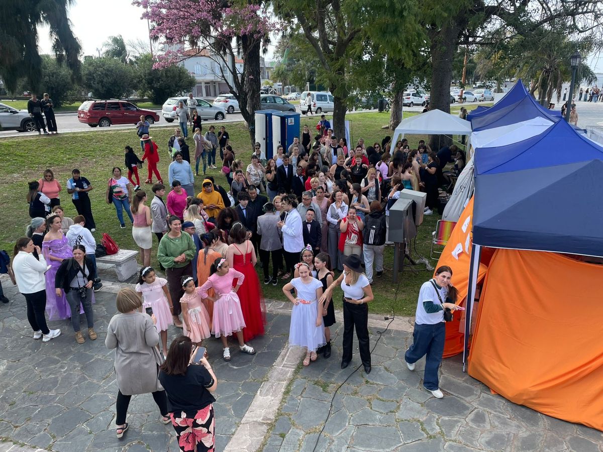 La Pasarela Azul Inclusiva se realizó en el Puente Colgante, que se vistió de moda, inclusión y diseño. La Pasarela Azul Inclusiva se realizó en el Puente Colgante, que se vistió de moda, inclusión y diseño.