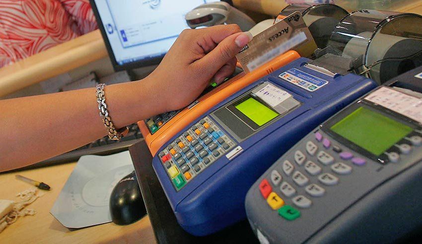 Los bancos solicitan 60 días para abrir cuentas gratuitas para adolescentes