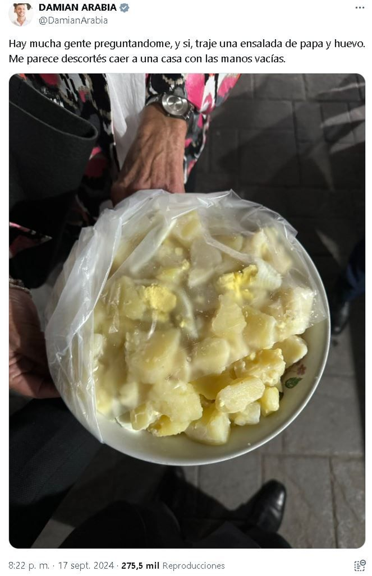Damián Arabia llegó al asado con una ensalada de papa y huevo. Damián Arabia llegó al asado con una ensalada de papa y huevo.