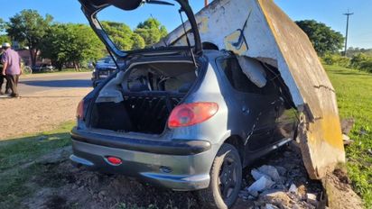 Accidente en San Javier: un auto terminó incrustado en una garita de colectivos