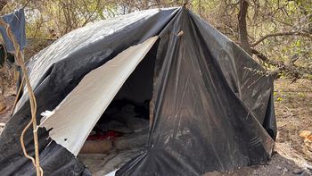 Según estableció Fiscalía, las personas rescatadas dormían en colchones que eran colocados dentro de carpas. 