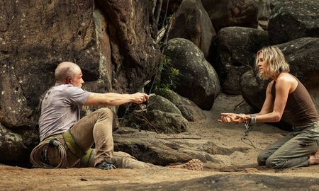 El final explicado de Ápex revela quién sobrevive y qué significa la decisión final de Sasha. El final explicado de Ápex revela quién sobrevive y qué significa la decisión final de Sasha.
