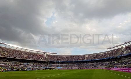 Unas 400 personas llegaron desde Mendoza, Tandil y Río Negro y descubrieron al tratar de ingresar al Monumental que habían sido estafados Unas 400 personas llegaron desde Mendoza, Tandil y Río Negro y descubrieron al tratar de ingresar al Monumental que habían sido estafados