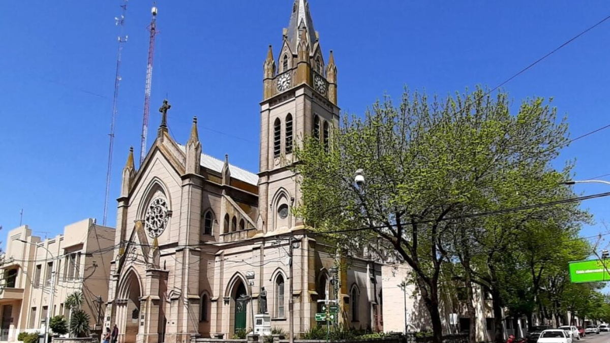 La Iglesia Nuestra Señora del Carmen es uno de los lugares más conocidos dentro de la localidad de Lobos. La Iglesia Nuestra Señora del Carmen es uno de los lugares más conocidos dentro de la localidad de Lobos.