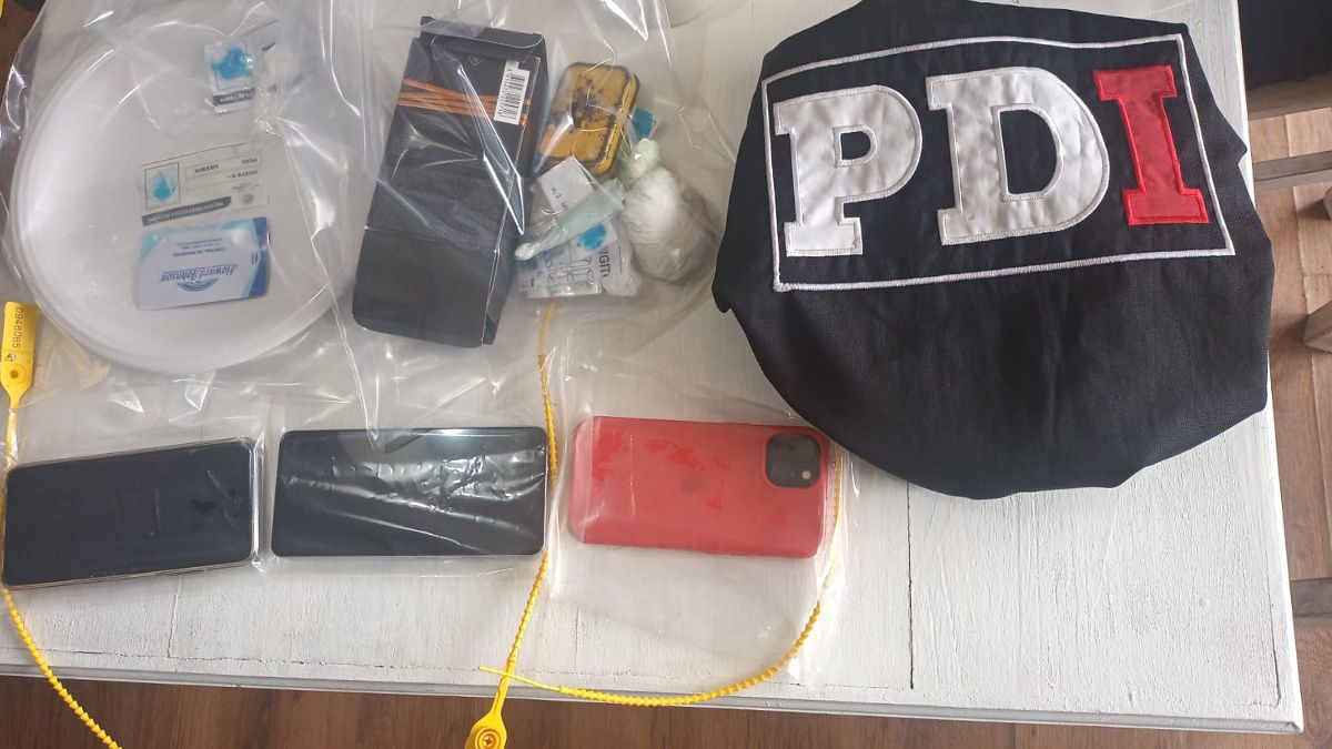 Ceculares y envoltorios con cocaína, el secuestro en el departamento de la zona del Puerto. Ceculares y envoltorios con cocaína, el secuestro en el departamento de la zona del Puerto.