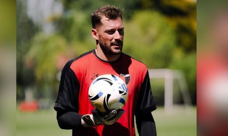 El arquero sabalero llamó a dejar atrás las comparaciones y aseguró que el plantel de Ezequiel Medrán deberá marcar su propia historia. El arquero sabalero llamó a dejar atrás las comparaciones y aseguró que el plantel de Ezequiel Medrán deberá marcar su propia historia.