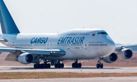 Autoridades del Aeropuerto de Ezeiza inmovilizaron un avión venezolano que fue sancionado por los Estados Unidos y le secuestró el pasaporte a 12 venezolanos y cinco iraníes que iban a bordo. Autoridades del Aeropuerto de Ezeiza inmovilizaron un avión venezolano que fue sancionado por los Estados Unidos y le secuestró el pasaporte a 12 venezolanos y cinco iraníes que iban a bordo.