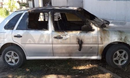 auto incendiado en barrio don bosco: investigan posibles disparos de arma de fuego auto incendiado en barrio don bosco: investigan posibles disparos de arma de fuego