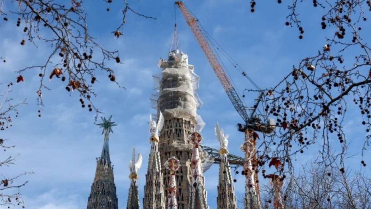 La colocación de la cruz de 17 metros marca el punto más alto de la basílica