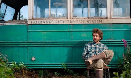 Un joven idealista emprende un viaje hacia la libertad, dejando atrás la sociedad para adentrarse en la naturaleza. Un joven idealista emprende un viaje hacia la libertad, dejando atrás la sociedad para adentrarse en la naturaleza.