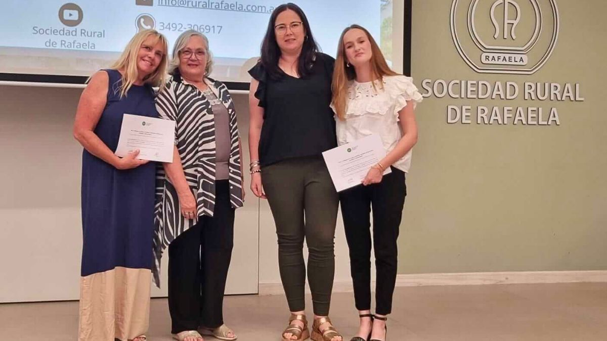 Marcela Piovano e Irina Ercole, docentes del Colegio San José, recibieron sus certificados durante la Asamblea de la Rural de Rafaela Marcela Piovano e Irina Ercole, docentes del Colegio San José, recibieron sus certificados durante la Asamblea de la Rural de Rafaela