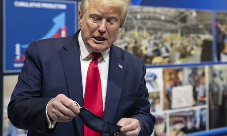 El presidente de Estados Unidos, Donald Trump, sostiene un barbijo en sus manos en Míchigan. El presidente de Estados Unidos, Donald Trump, sostiene un barbijo en sus manos en Míchigan.