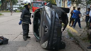 Santa Fe: choque, vuelco y susto en Belgrano y Suipacha hizo que acudan los bomberos al lugar