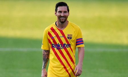 De acuerdo a la prestigiosa revista Forbes, Lionel Messi fue el futbolista que más dinero recaudó en 2020. De acuerdo a la prestigiosa revista Forbes, Lionel Messi fue el futbolista que más dinero recaudó en 2020.