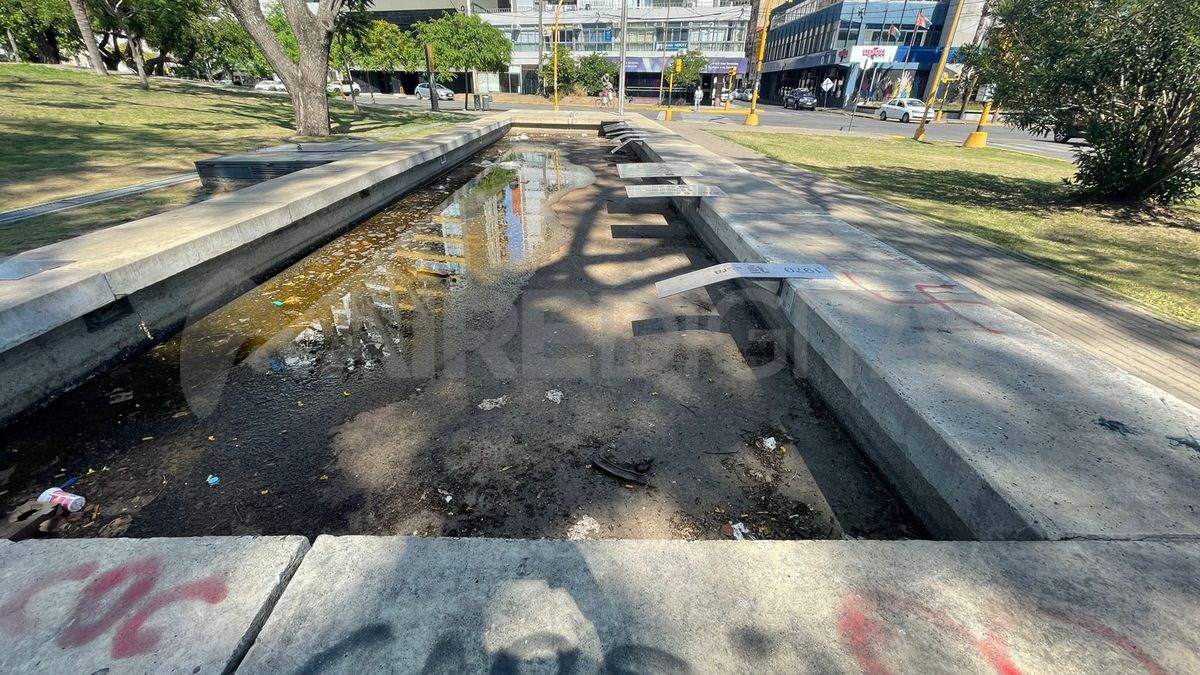 La fuente de agua del 'Paseo de los Suizos' tiene agua estancada y basura en su interior.