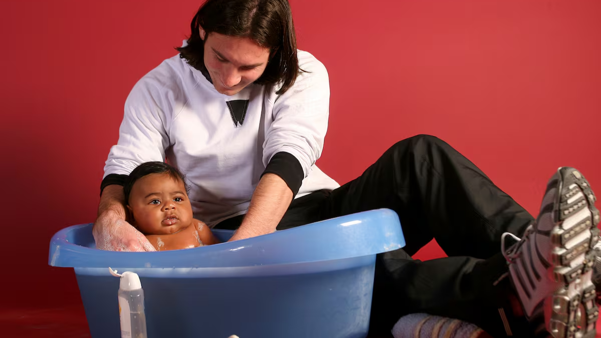 Messi baña a un pequeño Lamine Yamal de solo cinco meses para una campaña solidaria en el año 2007. Messi baña a un pequeño Lamine Yamal de solo cinco meses para una campaña solidaria en el año 2007.