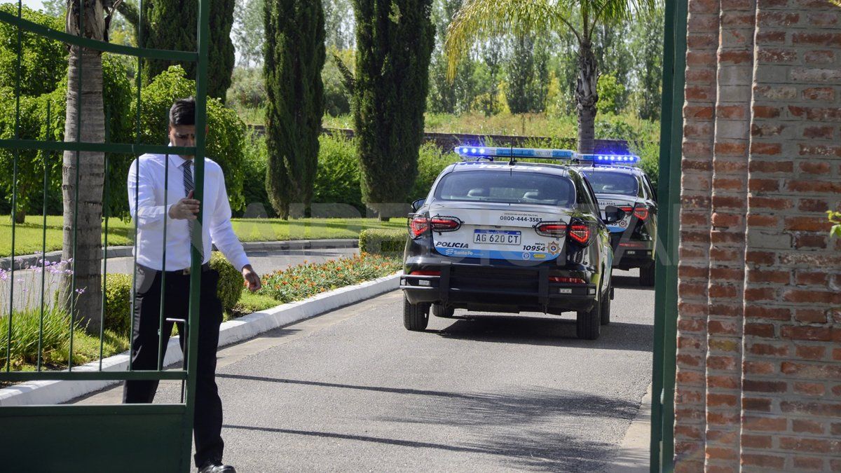 El cuerpo de Pillín Bracamonte fue trasladado el lunes por la noche a un cementerio privado de una localidad vecina a Rosario.