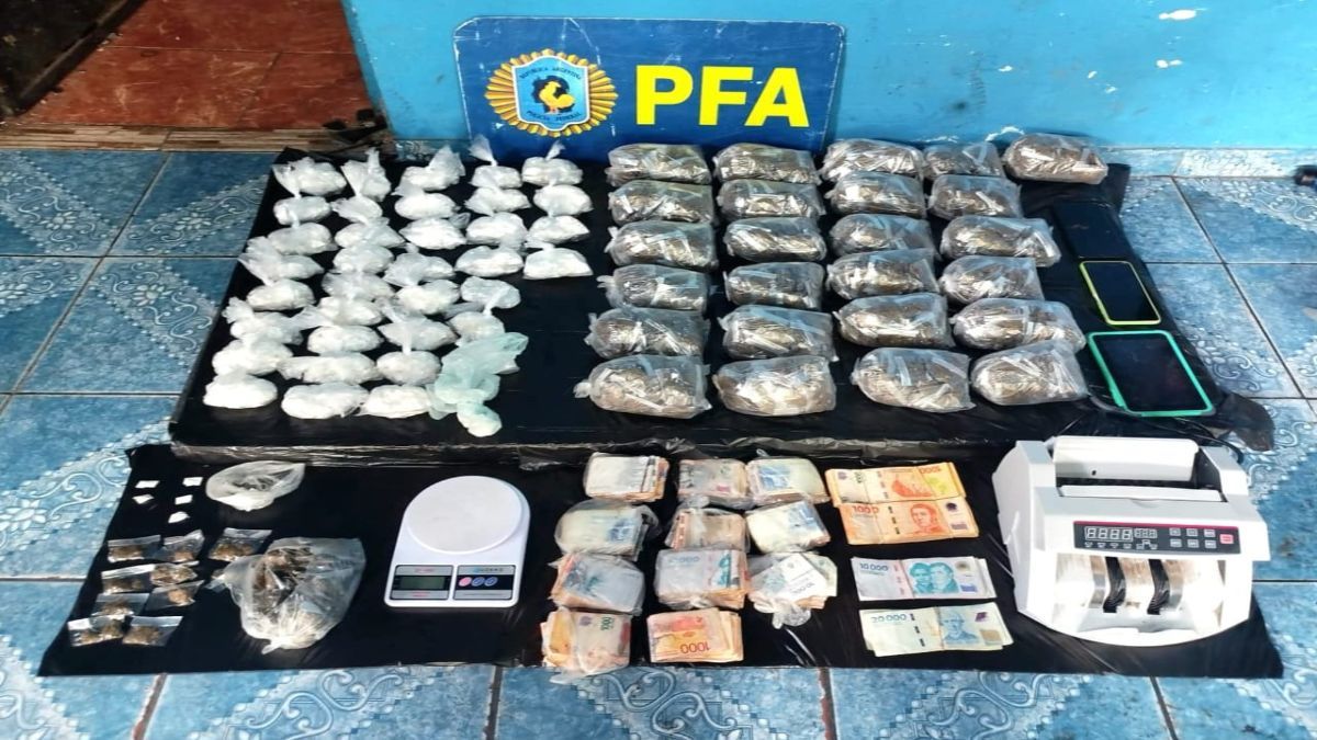 Se encontraron dosis adicionales de coca&iacute;na, marihuana fraccionada y elementos vinculados al narcomenudeo.&nbsp;Tambi&eacute;n se incautaron m&aacute;s de 30 celulares que ser&aacute;n peritados.