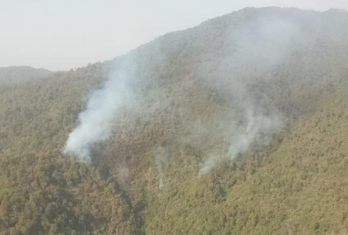 Hay tres focos de incendio registrados en los faldeos de los cerros localizados al sureste del Monumento al Indio.