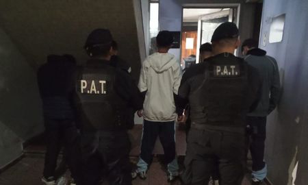 Un grave episodio ocurrido durante la madrugada de este martes en la Comisaría 11 de la ciudad de Santa Fe quedó bajo investigación judicial por un presunto caso de abuso de autoridad que involucra a un policía y a cuatro menores de edad que se encontraban detenidos. Un grave episodio ocurrido durante la madrugada de este martes en la Comisaría 11 de la ciudad de Santa Fe quedó bajo investigación judicial por un presunto caso de abuso de autoridad que involucra a un policía y a cuatro menores de edad que se encontraban detenidos.