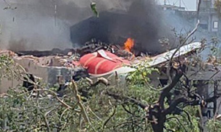 El accidente sucedió cerca del aeropuerto de la ciudad occidental de Ahmedabad. El accidente sucedió cerca del aeropuerto de la ciudad occidental de Ahmedabad.