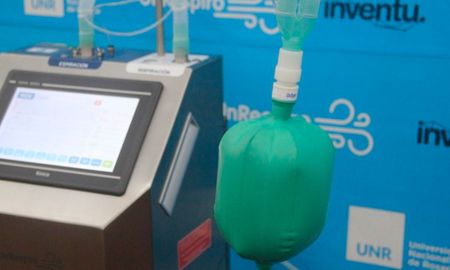 Los respiradores creados por la UNR poseen un costo reducido que oscila entre un 30 o 40 % de lo que sale un respirador convencional en el mercado y el desarrollo es de código abierto, por lo tanto se podrá fabricar donde sea necesario Los respiradores creados por la UNR poseen un costo reducido que oscila entre un 30 o 40 % de lo que sale un respirador convencional en el mercado y el desarrollo es de código abierto, por lo tanto se podrá fabricar donde sea necesario
