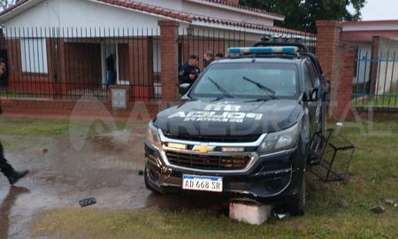 El patrullero sufrió algunos daños en la carrocería a causa del impacto. El patrullero sufrió algunos daños en la carrocería a causa del impacto.