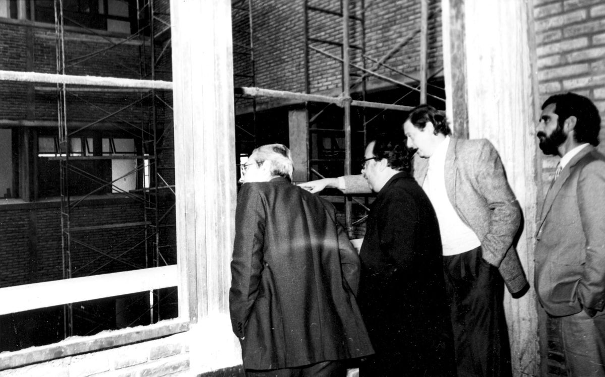 El decano Amadeo Cellino recorre la construcción del edificio actual donde está emplazada la FBCB-UNL.