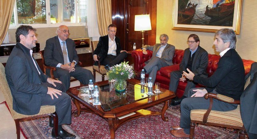 Caputo se reunió con economistas y adelantó un dólar entre $26 y $28