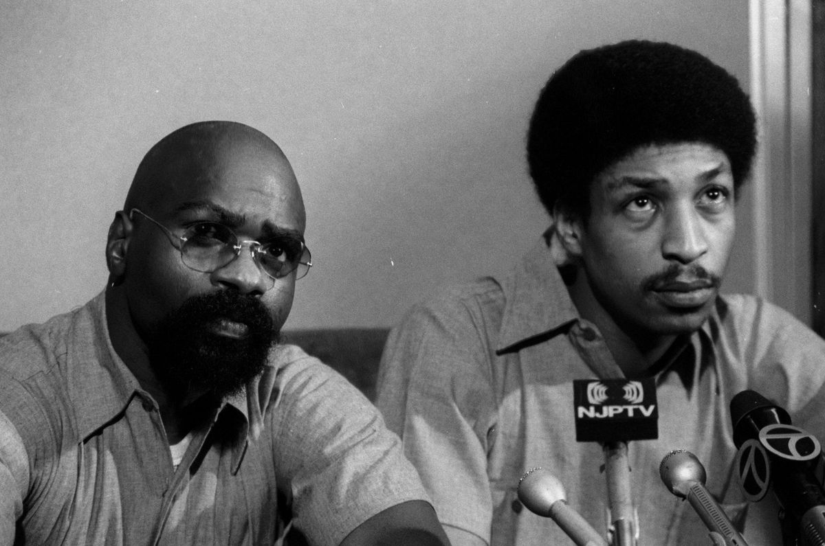 En 1976, la Corte Suprema de Nueva Jersey anuló en forma unánime (7-0) el fallo de culpabilidad de 1967 de Carter y Artis. Ambos estuvieron libres bajo fianza durante seis meses (en la foto, en la conferencia de prensa que brindaron tras este fallo), pero terminarían regresando a prisión tras ratificarse sus condenas en un segundo juicio que, al igual que el primero, presentó innumerables irregularidades. En 1976, la Corte Suprema de Nueva Jersey anuló en forma unánime (7-0) el fallo de culpabilidad de 1967 de Carter y Artis. Ambos estuvieron libres bajo fianza durante seis meses (en la foto, en la conferencia de prensa que brindaron tras este fallo), pero terminarían regresando a prisión tras ratificarse sus condenas en un segundo juicio que, al igual que el primero, presentó innumerables irregularidades.