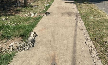 Vecinos denuncian daños en senderos peatonales luego de las tareas por el descarrilamiento del Belgrano Cargas. Vecinos denuncian daños en senderos peatonales luego de las tareas por el descarrilamiento del Belgrano Cargas.
