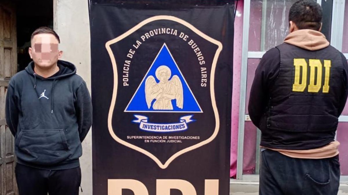 Detuvieron a nueve barras del fútbol argentino y les incautaron un arsenal. Detuvieron a nueve barras del fútbol argentino y les incautaron un arsenal.