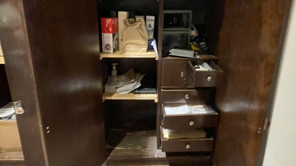 El lugar quedó destrozado por los delincuentes. El lugar quedó destrozado por los delincuentes.