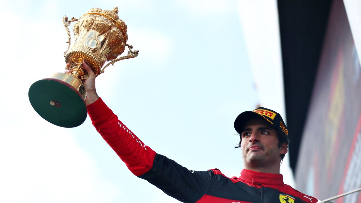 Carlos Sainz Jr. consiguió hoy su primera victoria en la Fórmula 1 en un emocionante Gran Premio Británico.