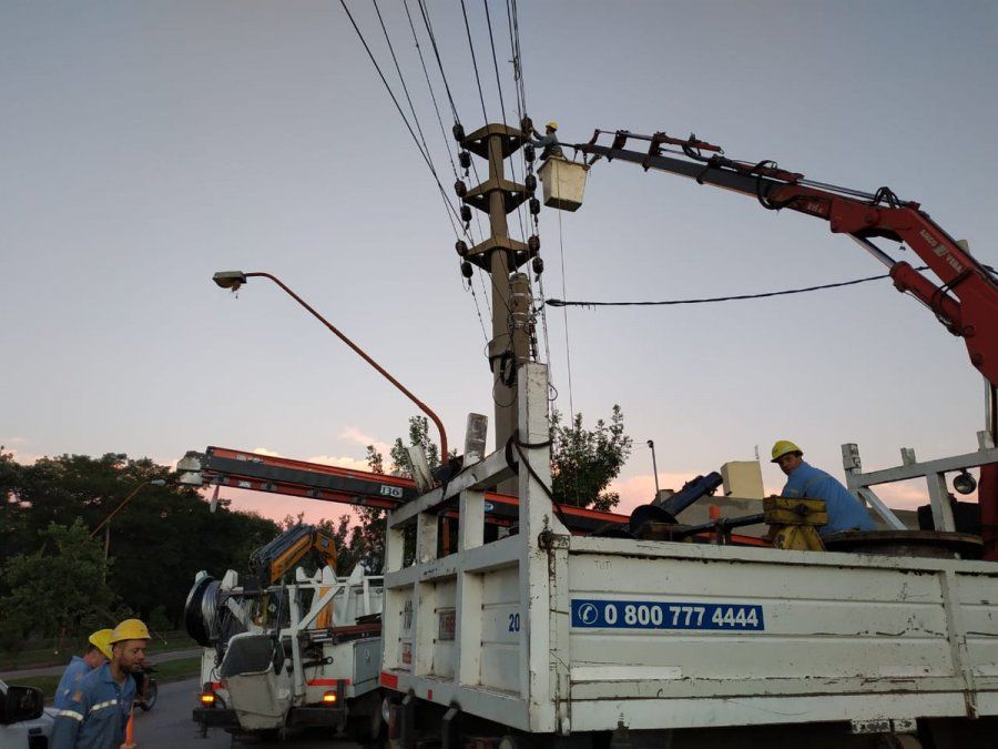Las altas temperaturas generaron un alto nivel de demanda en el servicio de energía. Esto quedó reflejado en los diferentes inconvenientes que se registraron en distintos puntos de la ciudad este martes en el que el termómetro marcó 41.5° en la ciudad de Santa Fe.