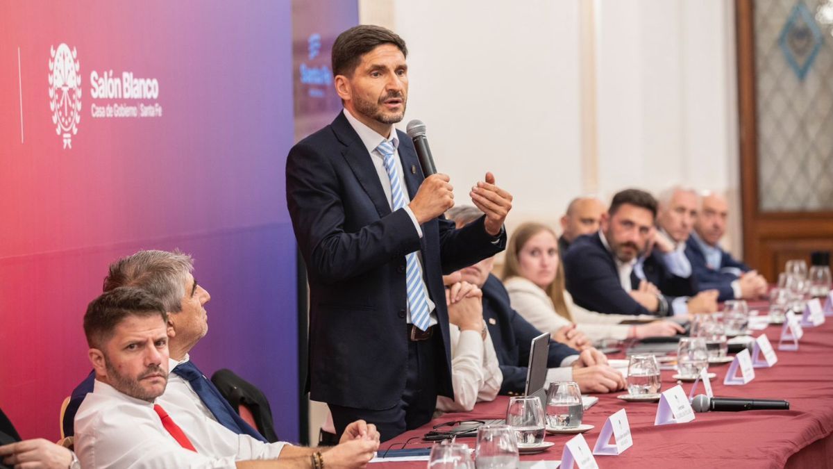 Si bien hay un consenso generalizado respecto de que sea Maximiliano Pullaro quien encabece la lista de convencionales de Unidos, el armado de esa lista promete chispazos entre la UCR y el Socialismo. Si bien hay un consenso generalizado respecto de que sea Maximiliano Pullaro quien encabece la lista de convencionales de Unidos, el armado de esa lista promete chispazos entre la UCR y el Socialismo.