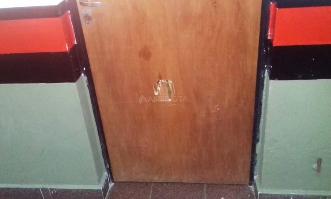 Fernando Belluschi rompió la puerta del vestuario de árbitros de Colón