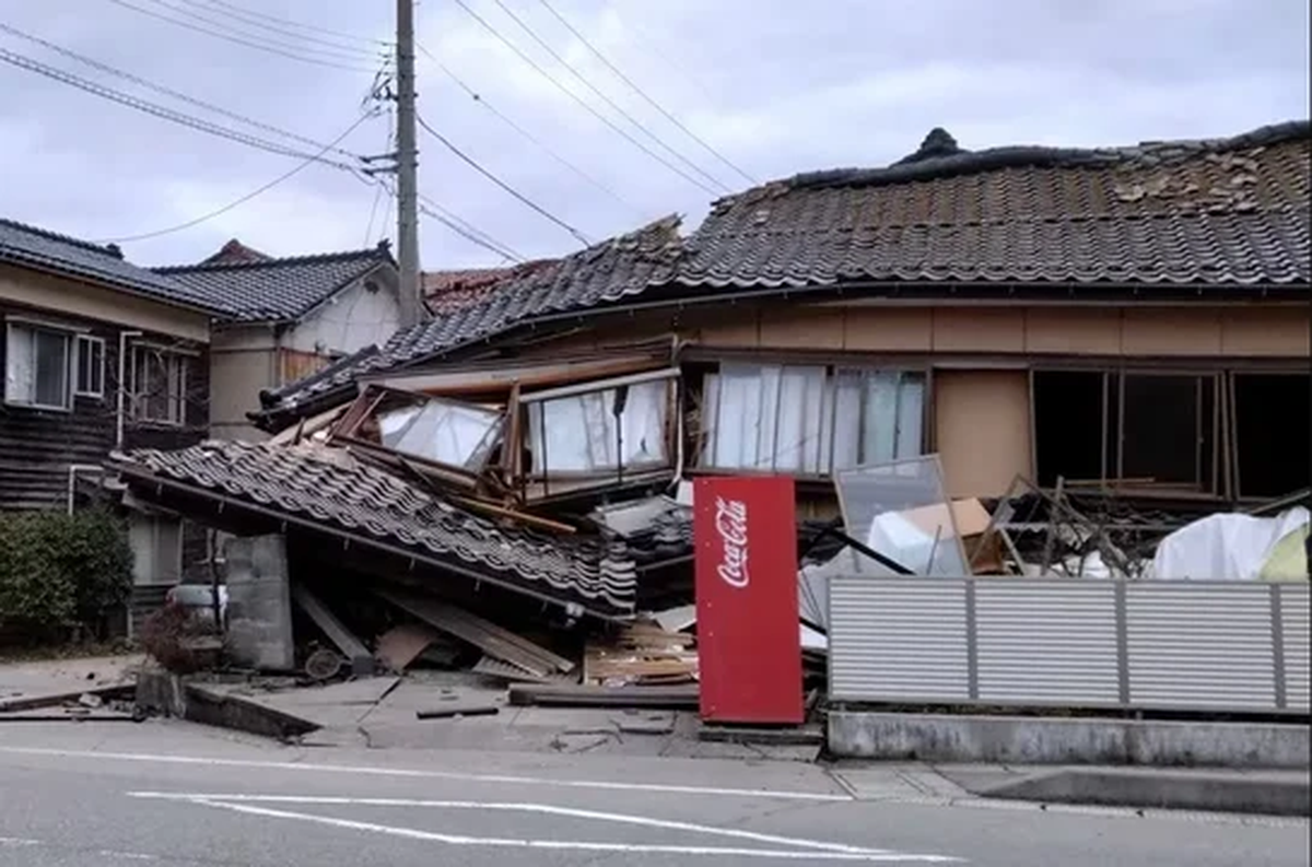 Japón se viven horas complicadas por un alerta de tsunami en la costa oriental de la principal isla de Kyushu. Japón se viven horas complicadas por un alerta de tsunami en la costa oriental de la principal isla de Kyushu.