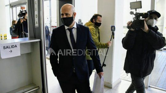 Así ingresan a Serjal al Centro de Justicia Penal de Rosario, donde se celebró la audiencia imputativa. De&nbsp;allí saldría esposado, algunas horas después.