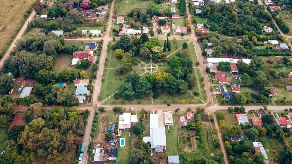 Las vías, la vieja estación de tren y sus galpones forman un inseparable del paisaje, marcando la identidad del pueblo. Las vías, la vieja estación de tren y sus galpones forman un inseparable del paisaje, marcando la identidad del pueblo.