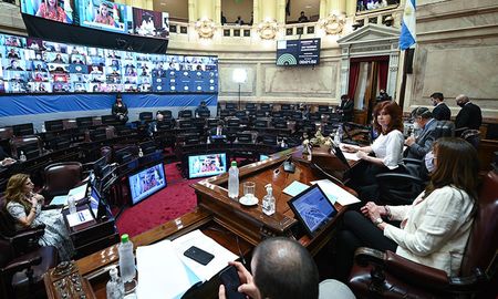 El jefe del bloque de senadores del Frente de Todos, José Mayans, ratificó que este miércoles se tratará en comisión el proyecto de ley de restricciones sanitarias que ingresó ayer a la Cámara alta. El jefe del bloque de senadores del Frente de Todos, José Mayans, ratificó que este miércoles se tratará en comisión el proyecto de ley de restricciones sanitarias que ingresó ayer a la Cámara alta.