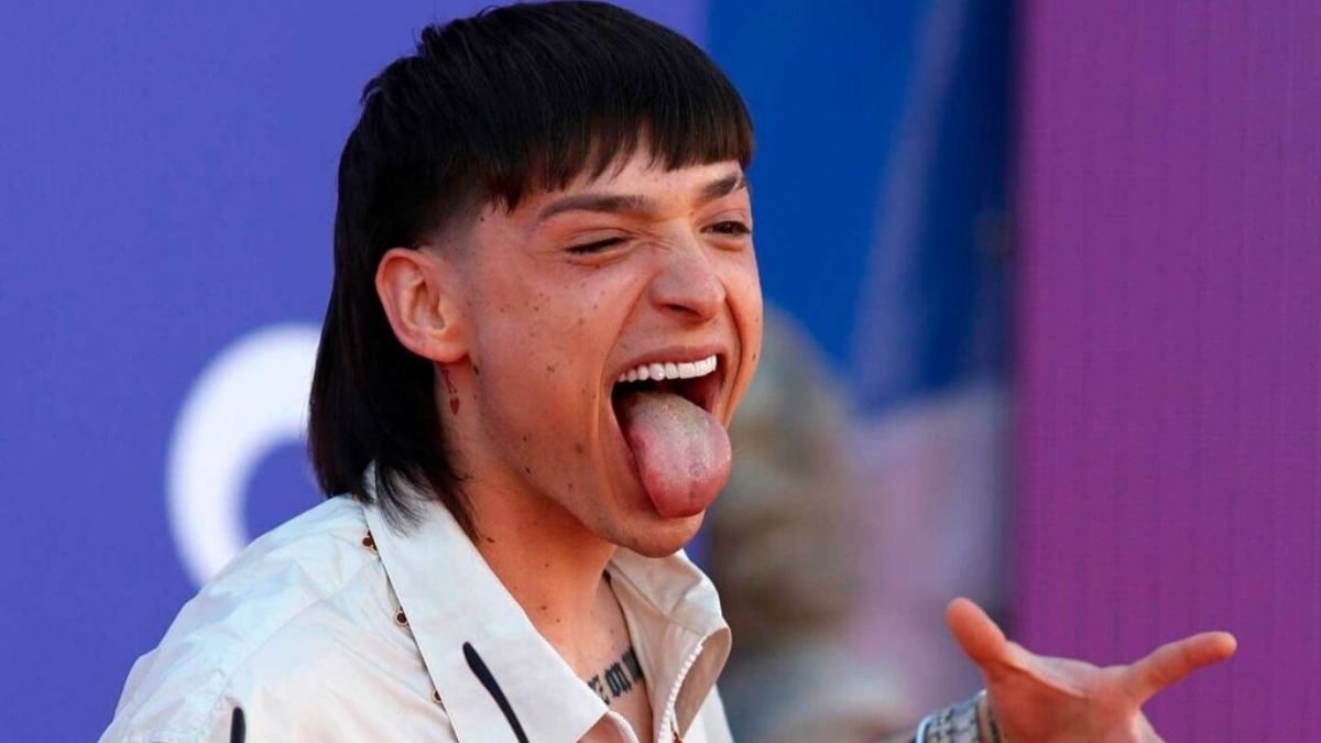 Un video de Peso Pluma pone en duda la salud del cantante mexicano.&nbsp;