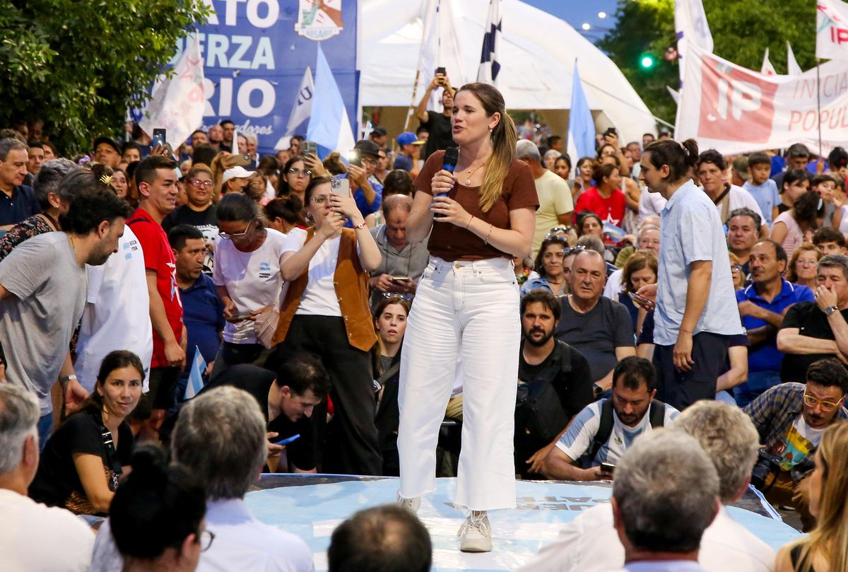 Caren Tepp cerró su campaña como imagen central de la lista de candidatos en Santa Fe sin el acompañamiento visible y sostenido de referentes históricos del peronismo. Caren Tepp cerró su campaña como imagen central de la lista de candidatos en Santa Fe sin el acompañamiento visible y sostenido de referentes históricos del peronismo.